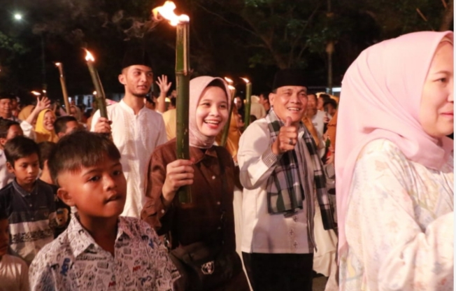 Ribuan Warga Ramaikan Pawai Obor Idul Adha 1444 H di Jalan Gajah Mada Pekanbaru