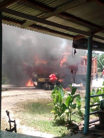 Massa Bakar Truk PT KJM, Setelah Tabrakan dengan Sepeda Motor di desa Batang Duku Bengkalis