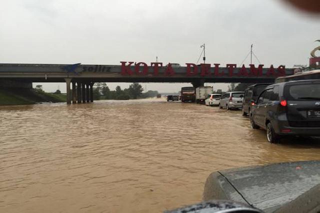 Akibat Banjir, Tol Cikampek Macet Sampai 10 Km