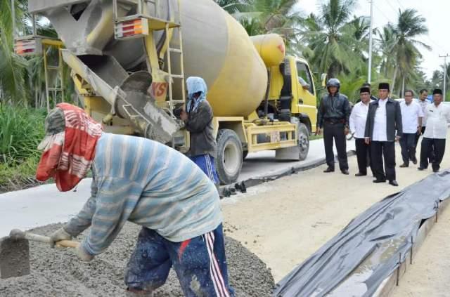 Bupati Inhil Tinjau Proyek Pengerjaan Jalan Teluk Pinang - Sungai Luar
