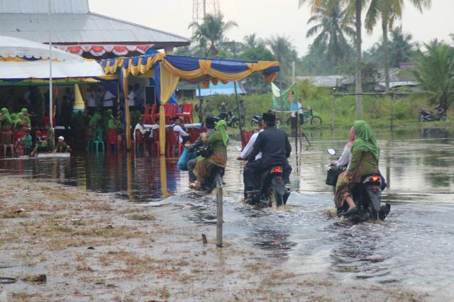 Lantik Kades Tunggal Rahayu Jaya Ditengah Genangan Air, Wardan Sebut Ini Adalah Rahmat