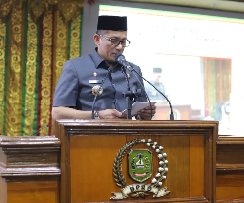H Muhammad Adil Berikan Jawaban Kepala Daerah Terhadap Pandangan Umum Fraksi - Fraksi di Meranti
