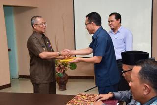 Pj Bupati Meranti Serahkan Draft KUA PPAS Perubahan Tahun 2015 kepada DPRD