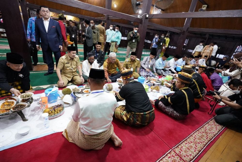Usai Kunjungi Masjid Jami' Air Tiris, Mendagri Malaysia Disuguhkan Makan Bajambau