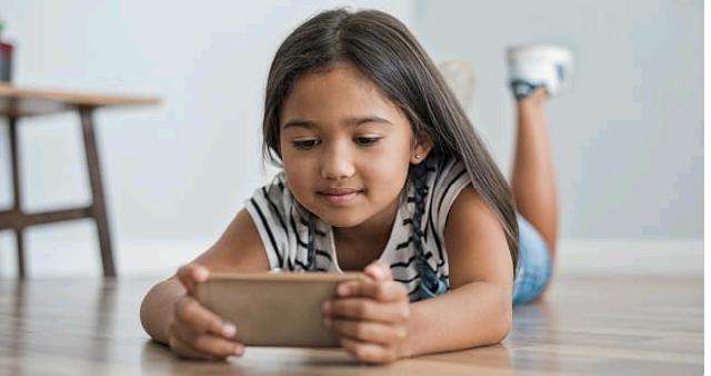 4 Tips agar Anak Tak Kecanduan Smartphone