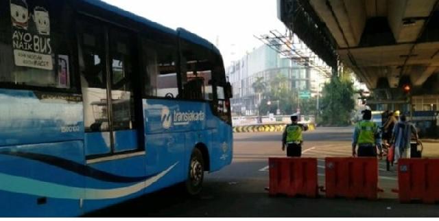 Penerapan PSBB, Jakarta Terlihat Sepi dan Sejumlah Ruas Jalan Dijaga Polisi
