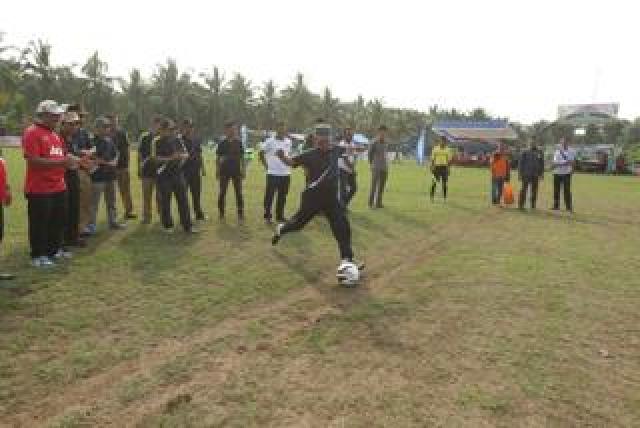 Pj Bupati Meranti Buka Turnamen Sepak Bola Piala Camat Tebing Tinggi Timur