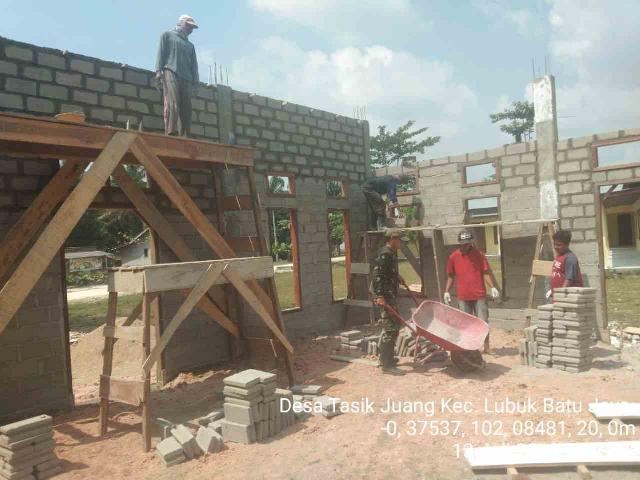 Babinsa 04/PP Goro Rampungkan Bangunan Mushola di - Desa Tasik Juang