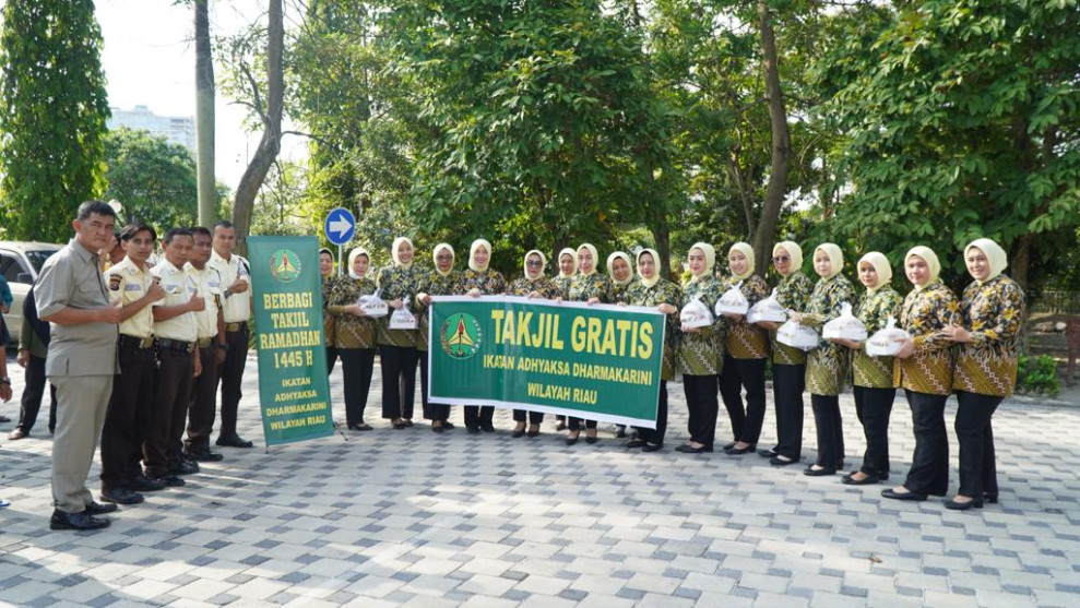 Ikatan Adhyaksa Dharmakarini (IAD) Wilayah Riau Berbagi Takjil kepada Masyarakat