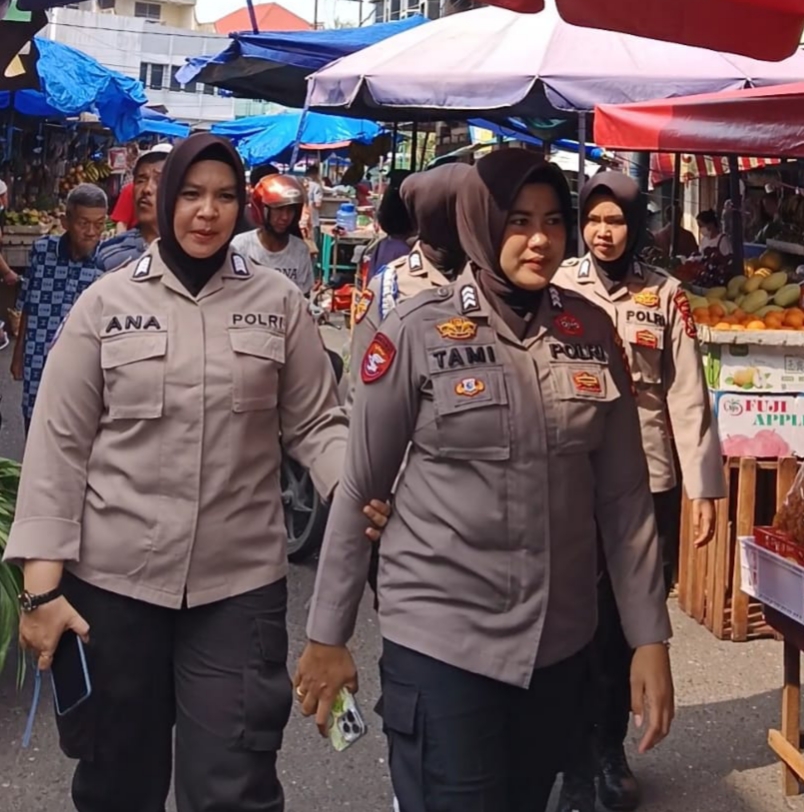 OTR LK 2024, Polwan Polresta Pekanbaru Patroli Jalan Kaki Antisipasi C3 di Pasar Bawah