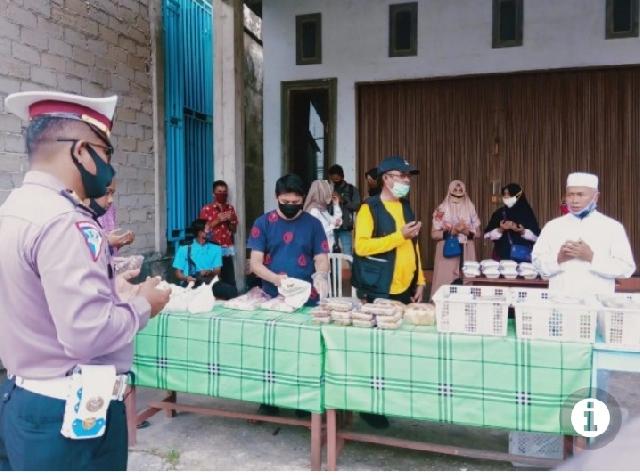 Borong Dagangan Kue, Yayasan Vioni Bersaudara Bagikan Takjil dan Masker Untuk Masyarakat