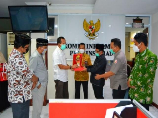 Silaturahmi, KI dan Bawaslu Riau Tukar Informasi dan Bahas Monev Bawaslu Kabupaten/Kota