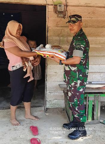 TNI Serma Edi Wandra Sumbangkan Sembako di Lirik