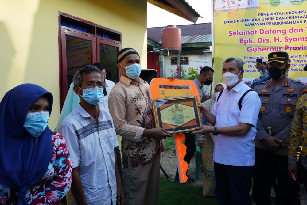 Gubernur Riau Syamsuar Serahkan Bantuan Rumah Layak Huni di Rohul