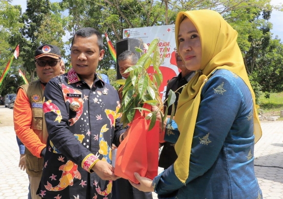 Pj Walikota Pekanbaru Menyerahkan Bibit Pohon Secara Simbolis di Kecamatan Payung Sekaki