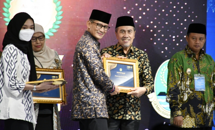 Gubri Syamsuar Sabet Enam Kategori Anugerah Adinata Syari'ah 2023