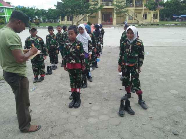  Babinsa Koramil 08 Tandun Gelar  Pelatihan TNI Cilik di SD Kelurahan Ujung Batu